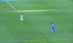 Pha bong tai hien sieu pham cua Ronaldinho hinh anh