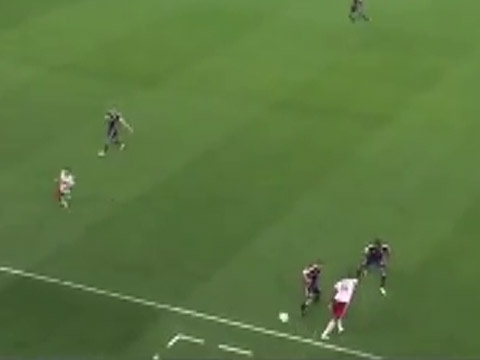 Pha chuyen bong dieu nghe cua Henry hinh anh