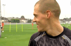 Skrtel bi tan binh pha dam trong luc phong van hinh anh