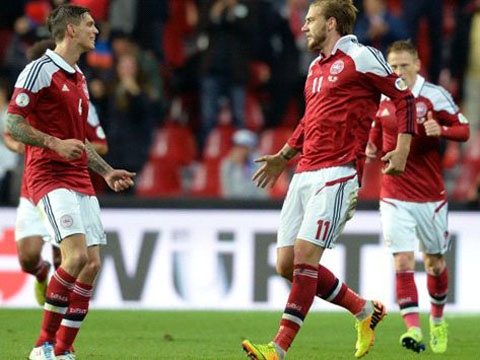 Bendtner toa sang, Dan Mach suyt thang Italy hinh anh
