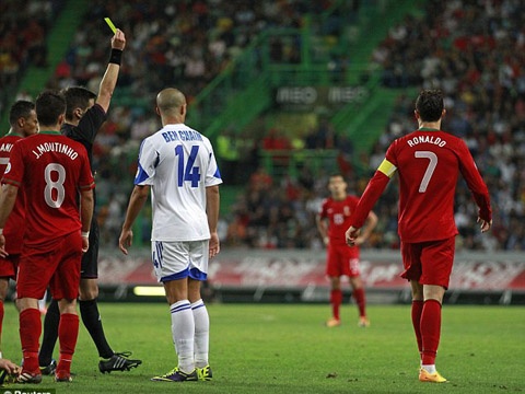 Clip pha bong xau xi cua Cristiano Ronaldo hinh anh