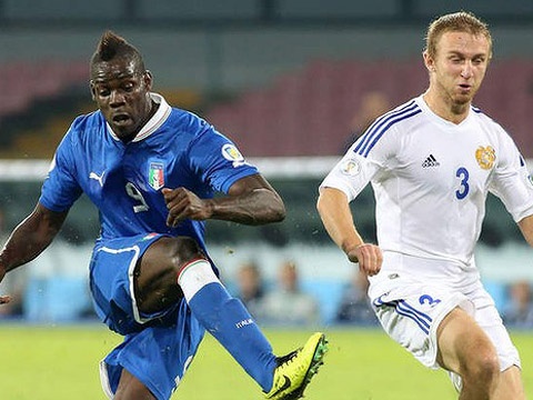 Balotelli lap cong giup Italy thoat thua hinh anh