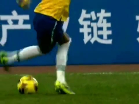 Dong tac gia cua Neymar khien doi thu phat dien hinh anh