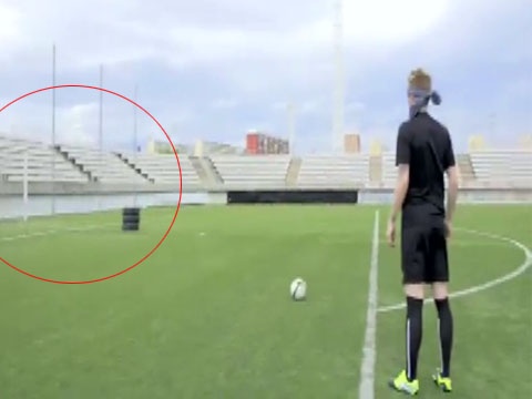 Them mot pha sut bong nhu lam ao thuat cua Marco Reus hinh anh