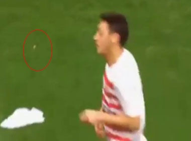 Oezil lai tro tai tang keo cao su hinh anh