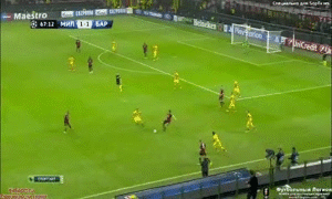 Pha xoay com-pa cua Montolivo khien Xavi be mat hinh anh