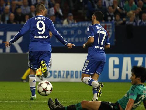 Man thi dau thang hoa cua Torres va Hazard hinh anh