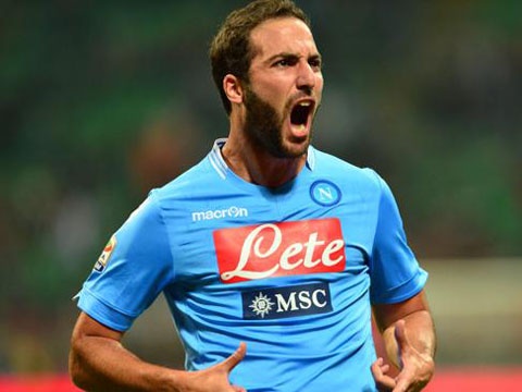 Higuain lap cu dup mang ve chien thang cho Napoli hinh anh