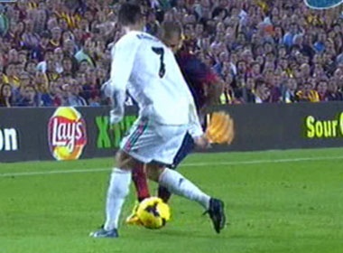 Alves tinh quai 'xau kim' Ronaldo hinh anh