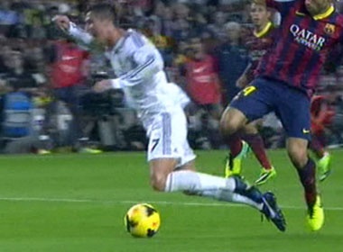 Ronaldo va Bale phat dien vi bi tu choi qua penalty hinh anh