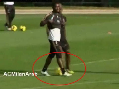 Hai pha xau kim cuc kheo cua Balotelli hinh anh