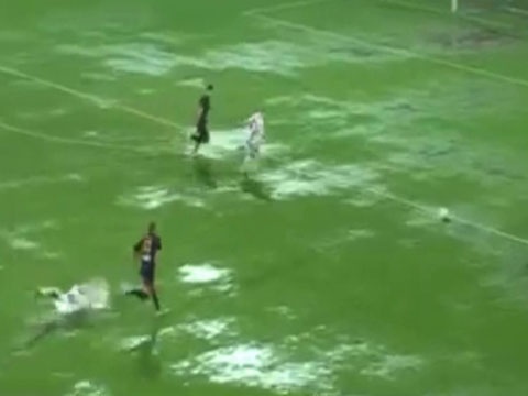 Chet cuoi voi hai doi choi bong tren san ngap nuoc hinh anh