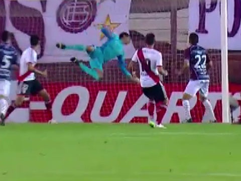 Pha bay nguoi cuu thua tuyet dinh hinh anh