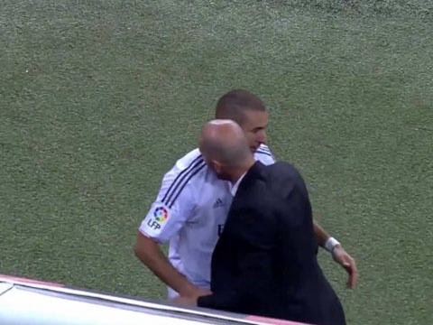 Benzema lao vao om Zidane sau khi ghi ban hinh anh