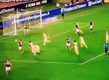 'Marco de nhi' giup Roma co chien thang thu 10 lien tiep hinh anh