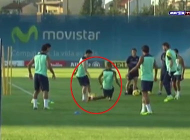 Messi bi Alves bat lam 'ma' trong buoi tap hinh anh