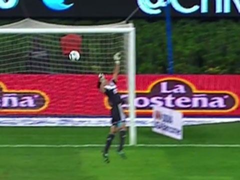 Solo tu san nha, lop bong ghi ban tu khoang cach 35m hinh anh