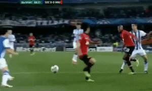 Tinh huong an va tho thien cua Ashley Young hinh anh