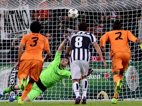 Nhung pha can pha xuat than cua Casillas truoc Juventus hinh anh