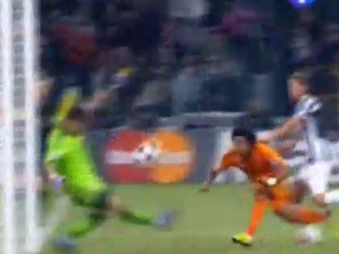 Pha cuu thua khong tuong cua Iker Casillas hinh anh