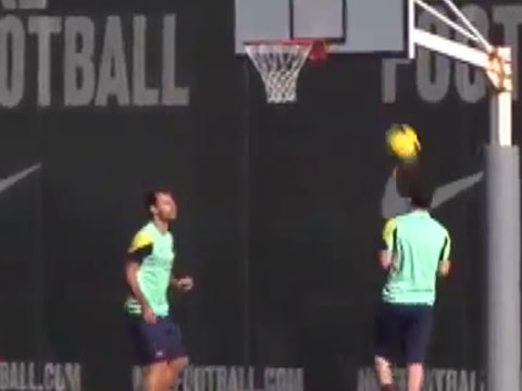 Messi dung dau choi bong ro hinh anh