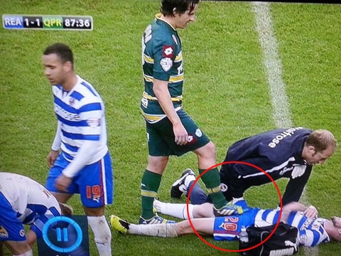 Joey Barton gio quai chieu voi Danny Guthrie hinh anh