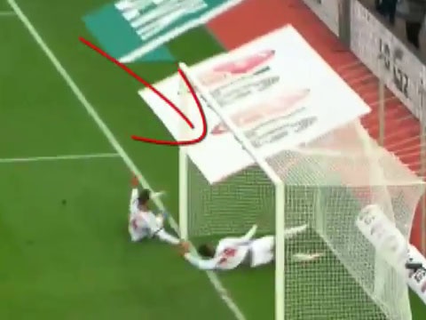 Cau thu bat tinh sau khi dap mat vao khung thanh hinh anh