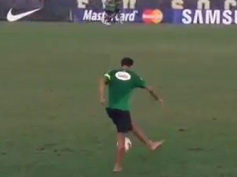 Neymar chan dat tang bong dieu nghe hinh anh