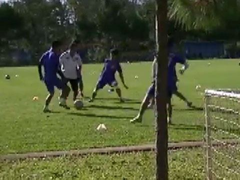 Cau thu U19 'da ma' mot cham nhu Barcelona hinh anh