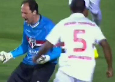 Thu thanh Rogerio Ceni lai ghi ban hinh anh