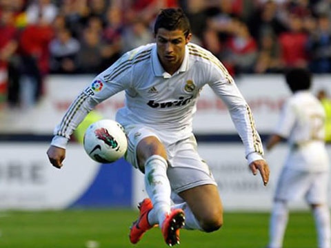 10 pha kien tao hay nhat nam cua Ronaldo hinh anh