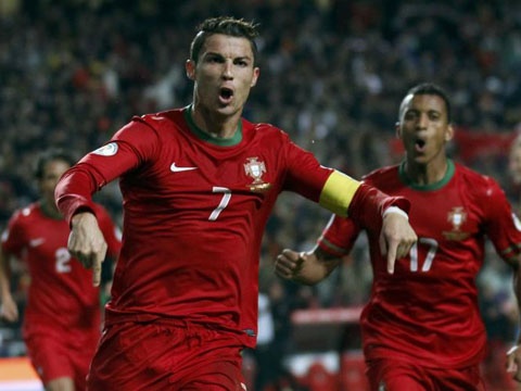 Toan canh man trinh dien cua CR7 truoc Thuy Dien hinh anh