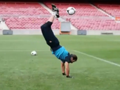 Thu thanh Barca tap bat bong kieu bo cap cua Rene Higuita hinh anh