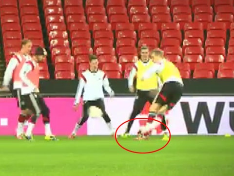 Per Mertesacker the hien tuyet ky rabona hinh anh