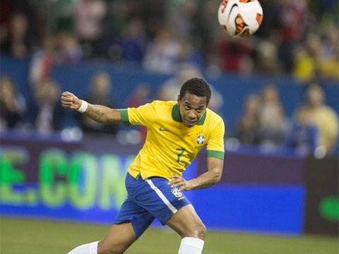 Robinho toa sang giup Brazil vuot qua Chile hinh anh