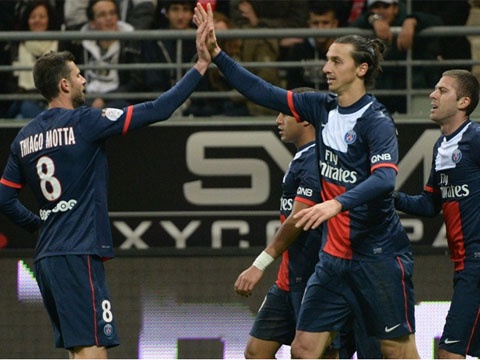 Ibrahimovic lap cong, PSG noi dai mach thang hinh anh