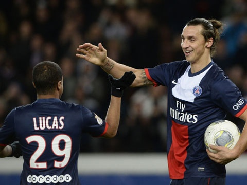 Lucas - Ibrahimovic phoi hop ghi ban dep nhat vong 14 hinh anh