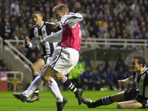 Sieu pham ma thuat cua Bergkamp duoc tai hien o Ireland hinh anh