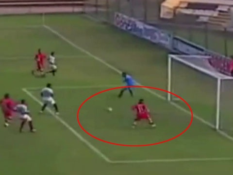 Xuat hien cau thu 'chan go' hon ca Torres hinh anh