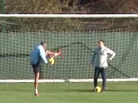 Nhung pha bong ky thuat kho tin cua Vincent Kompany hinh anh