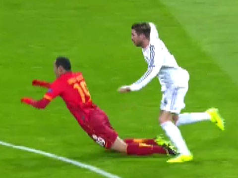 Pha nga cuc kheo khien Ramos phai nhan the do hinh anh