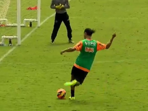 Ronaldinho bieu dien mot loat cac dong tac ky thuat kho hinh anh