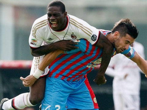 Kaka, Balotelli toa sang, Milan nguoc dong an tuong hinh anh