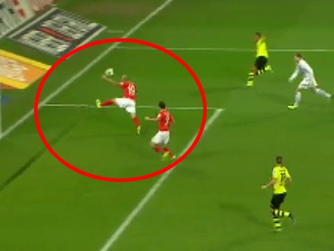 Sieu pham bi tu choi dang tiec cua Aubameyang hinh anh