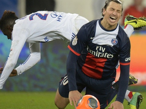 Ibrahimovic - Cavani lap cong, PSG thang dam Lyon hinh anh