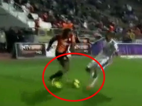 Pha xo hang qua nguoi ky thuat cua Drogba hinh anh