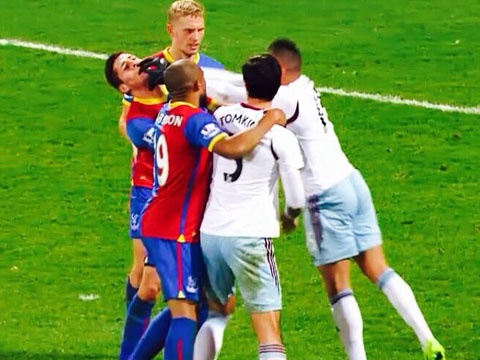 Clip Ravel Morrison dam thang mat doi thu hinh anh