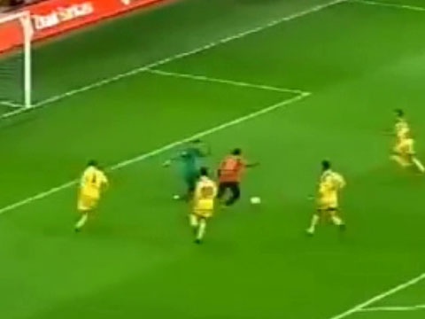 Pha solo ngoan muc tu giua san hinh anh