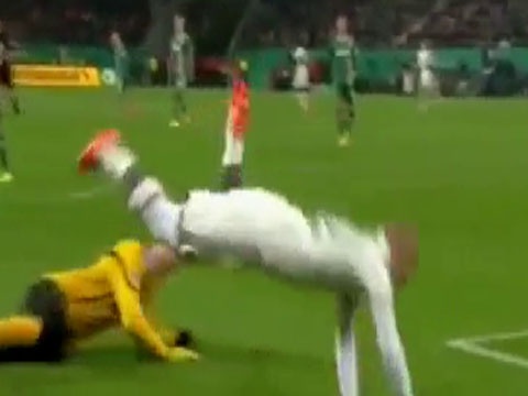 Pha va cham khien Robben gap phai chan thuong nang hinh anh