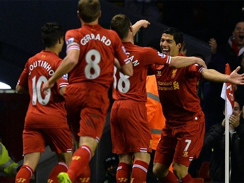 Chiem nguong cu poker tuyet dinh cua Luis Suarez hinh anh